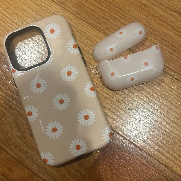 Floral matching phone and AirPods cases - Picture 2 of 5
